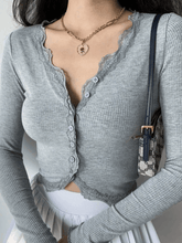 Kurzes Stricktop mit Spitzenbesatz und Knopfleiste vorne